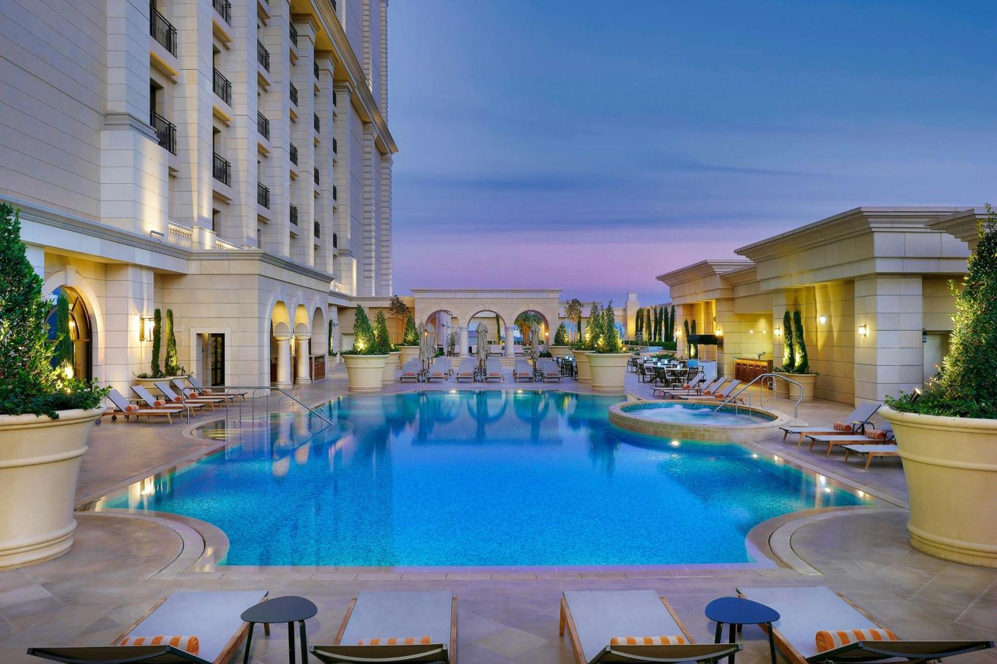 ホテル The Ritz-Carlton, アンマン エクステリア 写真 The swimming pool at the hotel