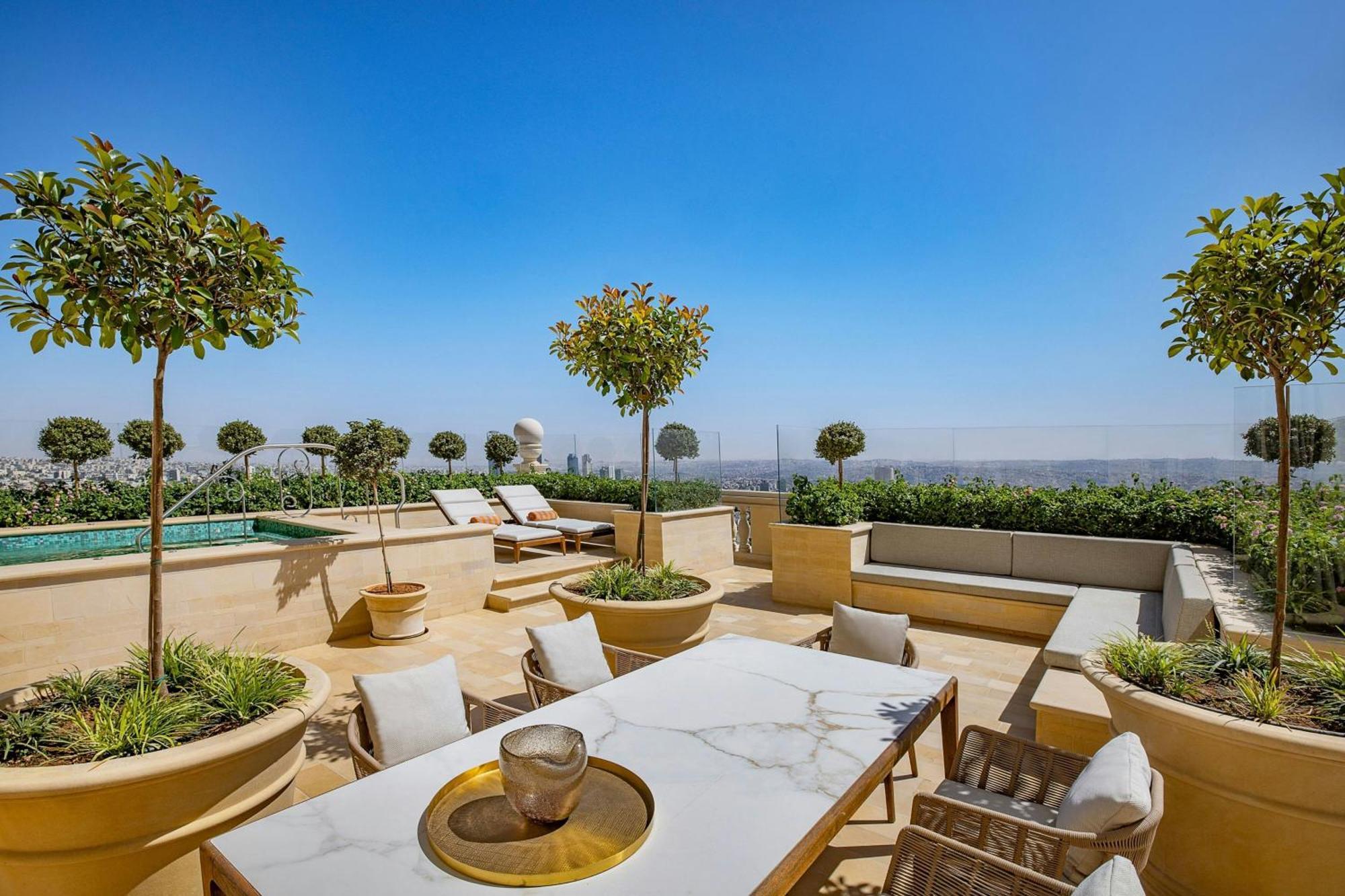 ホテル The Ritz-Carlton, アンマン エクステリア 写真 The rooftop pool at the Four Seasons Hotel