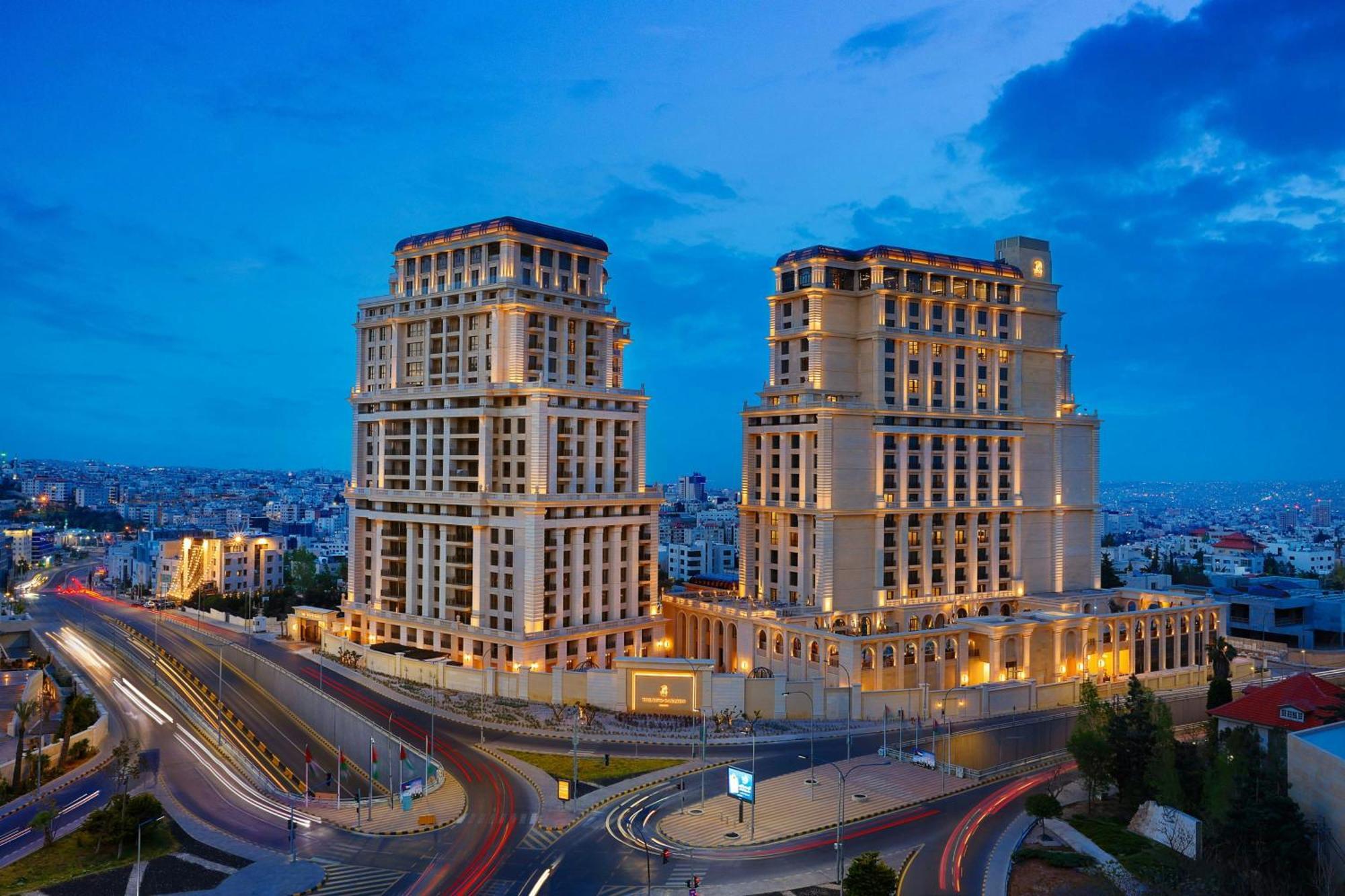 ホテル The Ritz-Carlton, アンマン エクステリア 写真 The complex at night